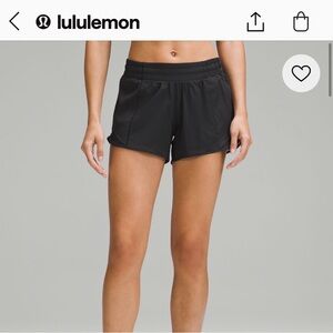 LULULEMON BLACK HOTTY HOTS
Size 6
Low rise
4” inseam